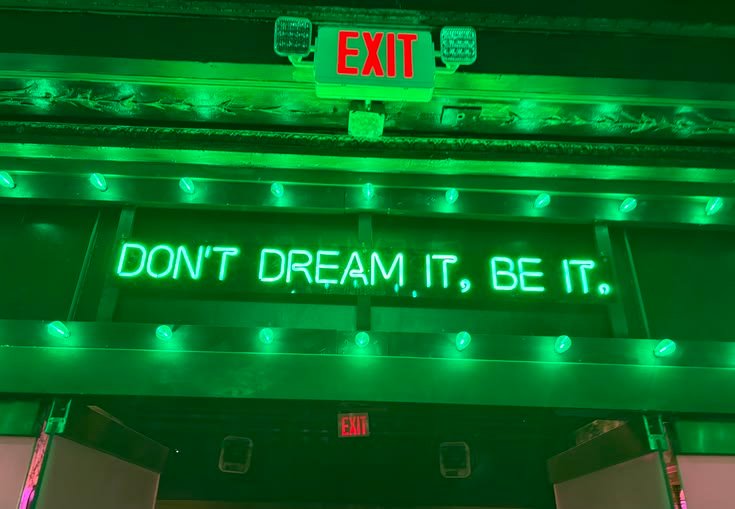 Зелёная неоновая надпись: Don't dream it, be it