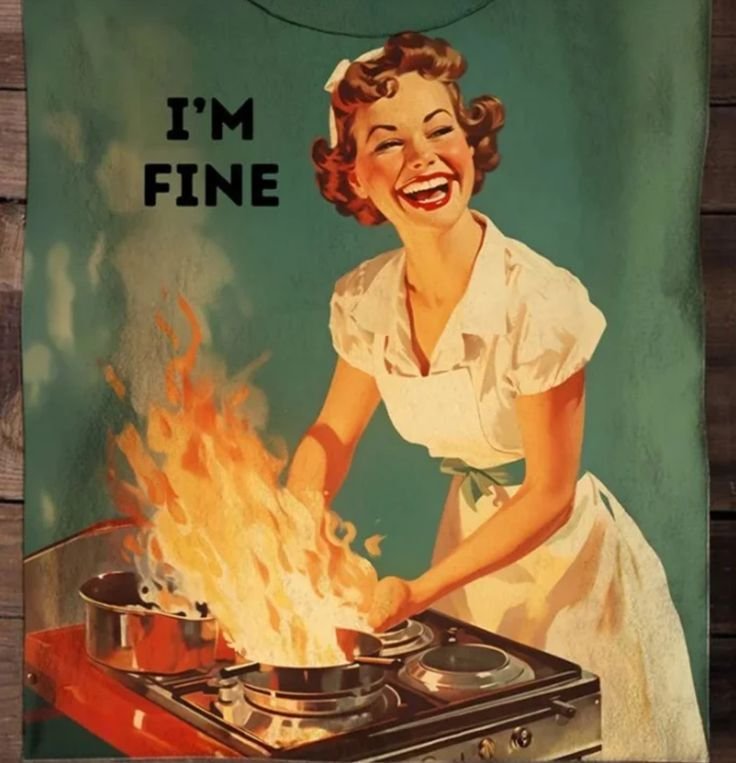 Улыбающаяся женщина готовит у горящей сковороды: I'm fine